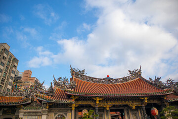 Fototapeta premium Longshan Temple Taipei with Ornate Dragon Roof