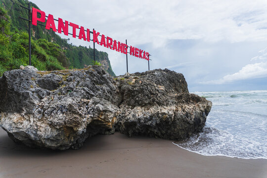 Karang Mekas Beach, Yogyakarta. This is the tip of Parangtritis Beach in Gunung Kidul. It boasts cliffs and coral reefs, offering beautiful views.