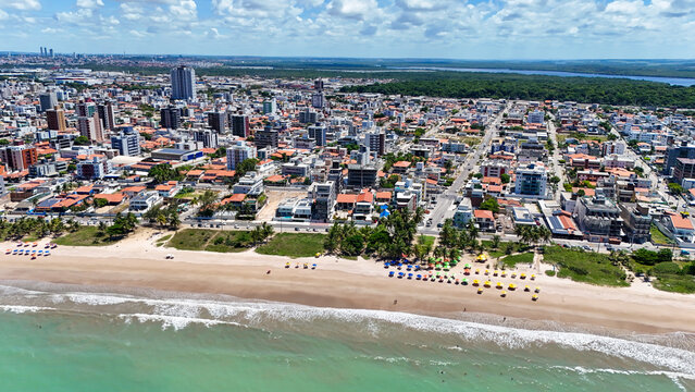 PRAIA DO BESSA EM UM LINDO MAR AZUL E ENCANTADOR, ISSO QUE PRAIA NO NORDESTE, JO&Atilde;O PESSOA PARAIBA (Bessa Beach, with its beautiful and enchanting blue sea, is a true Northeastern beach in Jo&atilde;o Pessoa)