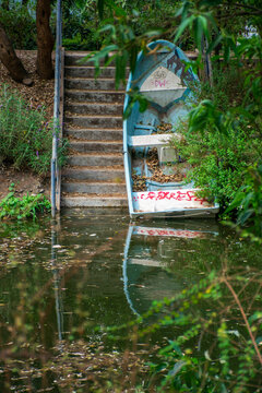 Escaleras y lancha en Canal Nacional, Parque Lineal Canal Nacional, Ciudad de M&eacute;xico, CDMX, Coyoac&aacute;n, Iztapalapa, Xochimilco, Sur de la CDMX, M&eacute;xico, Parque corredor, &Aacute;rea Natural Protegida.
