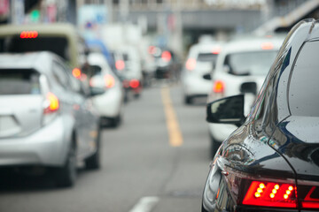 Naklejka premium 朝の通勤時間の都市の道路の渋滞の車の列の風景