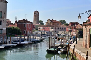 Fototapeta premium Canale di San Donato (San Donato Canal) viewed from Ponte de le Case Nove (Bridge of the Nine Houses) in Murano, Italy