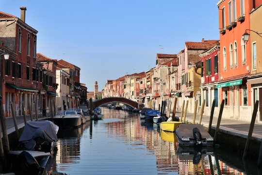 Ponte de Mezo (Mezo Bridge) over Rio dei Vetrai (canal) in Murano, Italy