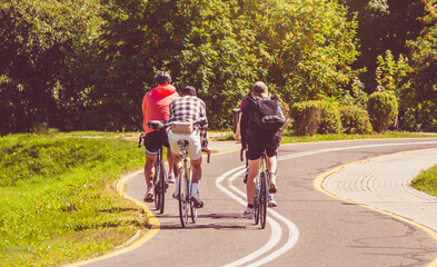 Obraz premium Cyclists ride on the bike path in the city Park 