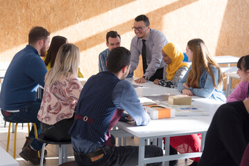 Obraz premium Engineer Explaining Insulation Materials to Construction Team – Modern Training Session