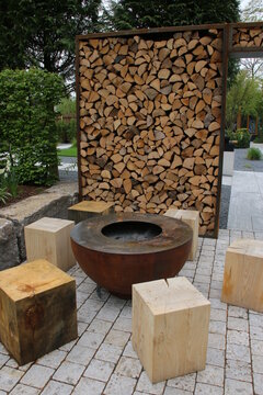 Feuerstelle mit Feuerholz in einem Garten