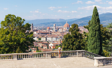 Naklejka premium Woman with open arms looking at Florence skyline, concept of travel joy
