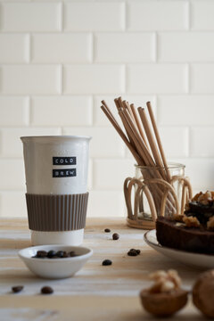 COLD BREW travel mug with coffee beans and wooden straws