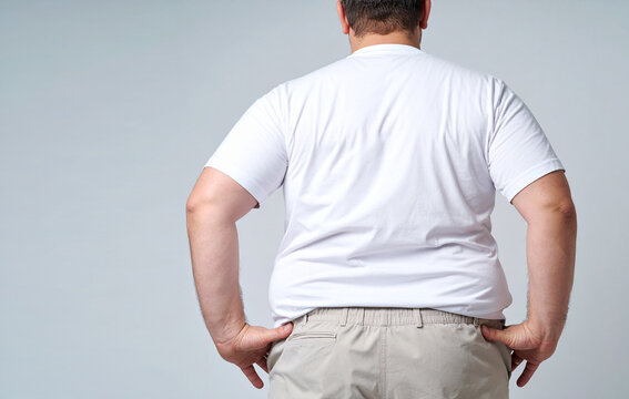 Hombre con sobrepeso de espaldas en fondo neutro, concepto de obesidad, salud y estilo de vida sedentario, representando riesgo conciencia sobre bienestar f&iacute;sico en el D&iacute;a Mundial contra la Obesidad