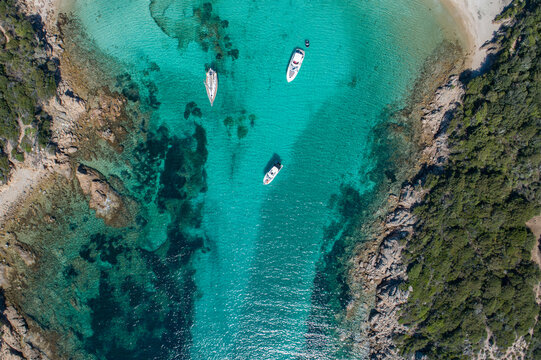 CRIQUE DE CALA DI CONCA EN CORSE AVEC BATEAUX DE PLAISANCE