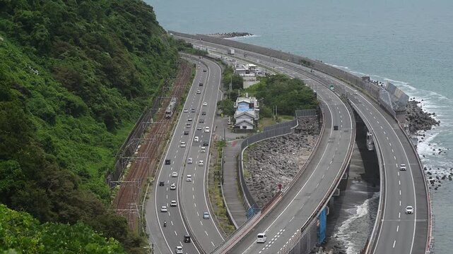 海岸線を走る高速道路と鉄道 日本の交通インフラの大動脈 俯瞰風景 薩埵峠 物流・交通ネットワーク