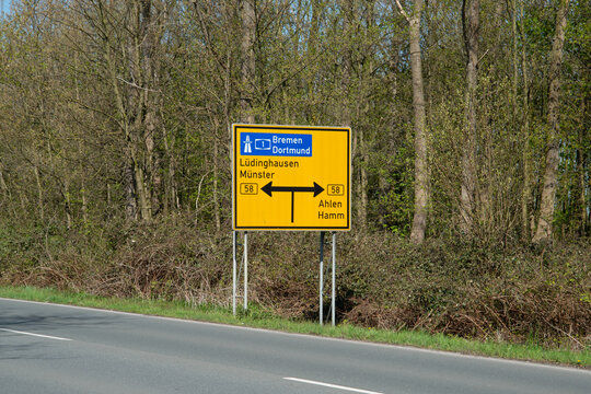 Verkehrsschild, Autobahnzubringer Bremen, Dortmund, Bundesstra&szlig;e 58 in Drensteifurt