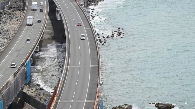海岸線を走る高速道路と鉄道 日本の交通インフラの大動脈 俯瞰風景 薩埵峠 物流・交通ネットワーク