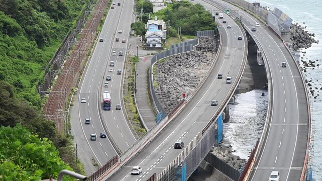 海岸線を走る高速道路と鉄道 日本の交通インフラの大動脈 俯瞰風景 薩埵峠 物流・交通ネットワーク