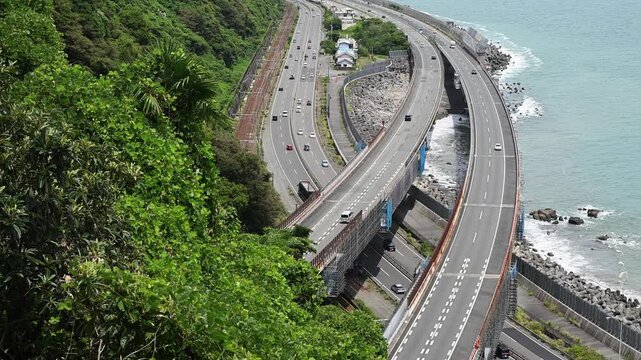 海岸線を走る高速道路と鉄道 日本の交通インフラの大動脈 俯瞰風景 薩埵峠 物流・交通ネットワーク