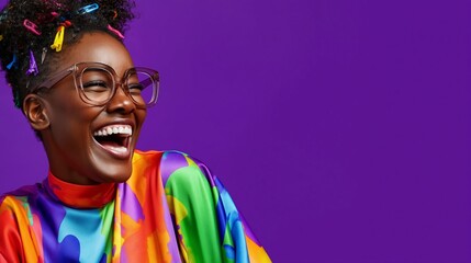 Lachende Afroamerikanische Frau mit bunter Kleidung und Brille auf leuchtendem violetten Hintergrund, Freude und Positivität