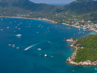 Obraz premium Aerial View of Mae Haad Bay with Pier and Boats Ko Tao Thailand
