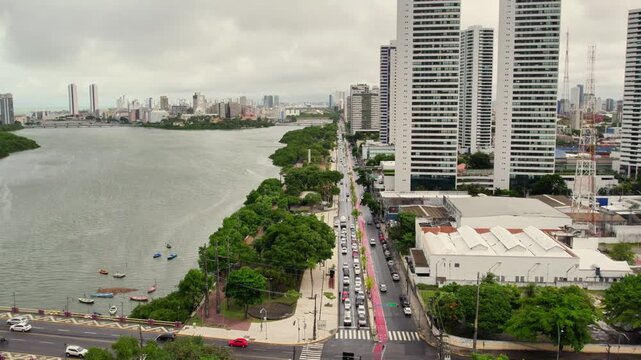 Centro da Cidade do Recife em um dia de chuva no estado de Pernambuco visto de cima com drone 4k