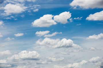 Fototapeta premium beautiful blue sky and white fluffy cloud horizon outdoor for background.