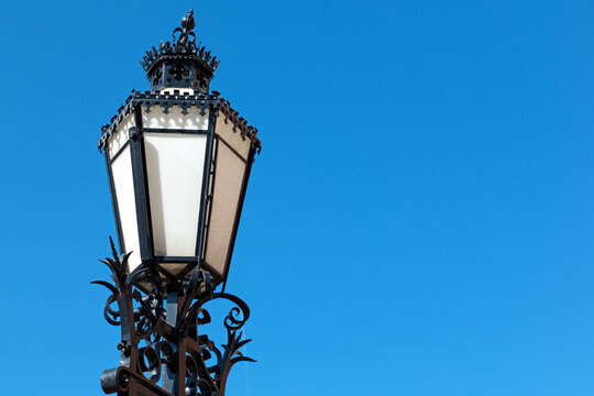 Dekorative Stra&szlig;enlaterne im gotischen oder Barock-Stil an der Kirche, Die Sint-Jacobus de Meerderekerk in Den Haag.