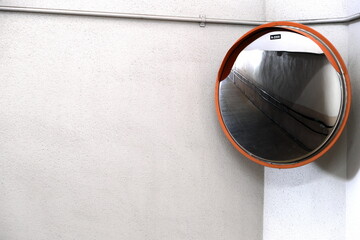 通路のカーブミラーに映る地下通路の風景　安全確認、死角の解消、新たな視点と先を見通す力を象徴するコンセプトイメージ © taka