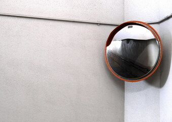 通路のカーブミラーに映る地下通路の風景　安全確認、死角の解消、新たな視点と先を見通す力を象徴するコンセプトイメージ © taka