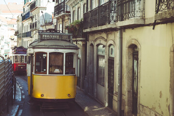 Fototapeta premium Historische Straßenbahn in Lissabon – enge Altstadtgasse, Portugal Reise und europäische Nostalgie