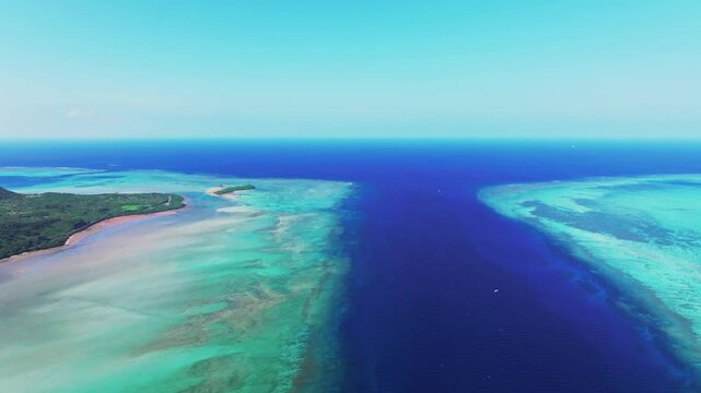 ヨナラ水道（沖縄県竹富町）※左側が西表島