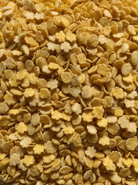 extruded, corn, puffs, puffcorn, corn flakes, corn grit, enhancer, crispy, groats, snacks, flake, wholegrain, bran, heap, oats, pellets, compressed, rye, granola, rice, barley, animal feed, coarser, r