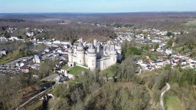 Vue a&eacute;rienne du Ch&acirc;teau de Pierrefonds, chef-d'&oelig;uvre de Viollet-le-Duc dans l'Oise, Hauts-de-France
