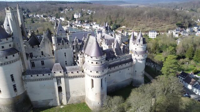 Vue a&eacute;rienne du Ch&acirc;teau de Pierrefonds, chef-d'&oelig;uvre de Viollet-le-Duc dans l'Oise, Hauts-de-France