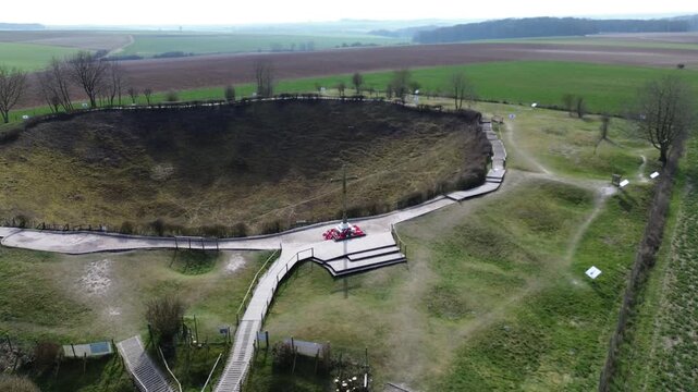 Vue a&eacute;rienne du Crat&egrave;re de Lochnagar (Trou de mine de La Boisselle), vestige de la Bataille de la Somme, France