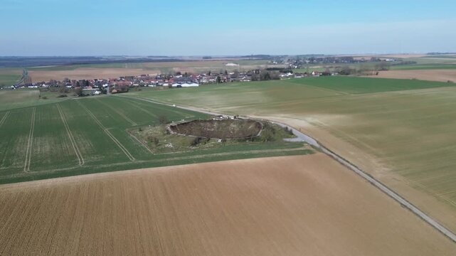 Vue a&eacute;rienne du Crat&egrave;re de Lochnagar (Trou de mine de La Boisselle), vestige de la Bataille de la Somme, France