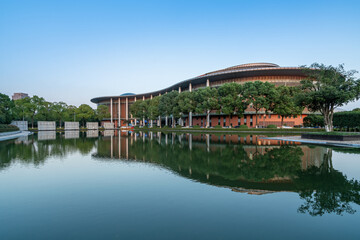 Fototapeta premium Modern Architectural Building with Reflective Water Feature