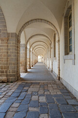 Obraz premium Passage piéton sous des arcades anciennes