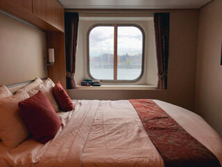 Doppelbett mit Dekokissen in Deluxe Suite auf Kreuzfahrtschiff - Opulent interior design inside luxury suite onboard modern cruiseship cruise ship liner inside multi bedroom family suite © Tamme Wichmann