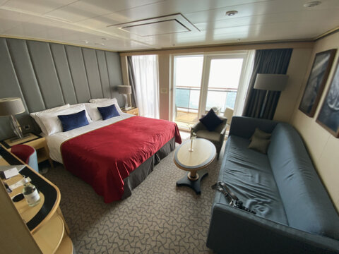 Doppelbett mit Dekokissen in Deluxe Suite auf Kreuzfahrtschiff - Opulent interior design inside luxury suite onboard modern cruiseship cruise ship liner inside multi bedroom family suite