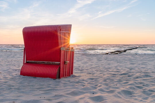 Den Sonnenuntergang im Strandkorb an der Ostsee geniessen