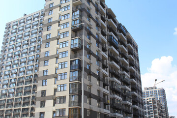 Fototapeta premium modern apartment buildings on a sunny day with a blue sky. facade of a modern building