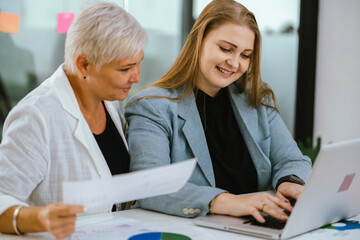 Obraz premium Business professionals discussing ideas in urban setting corporate communication teamwork consultation partnership strategy planning modern workplace collaboration
