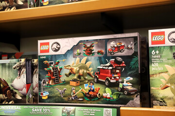 Obraz premium Lego Jurassic Park playset with dinosaurs on display in a souvenir shop
