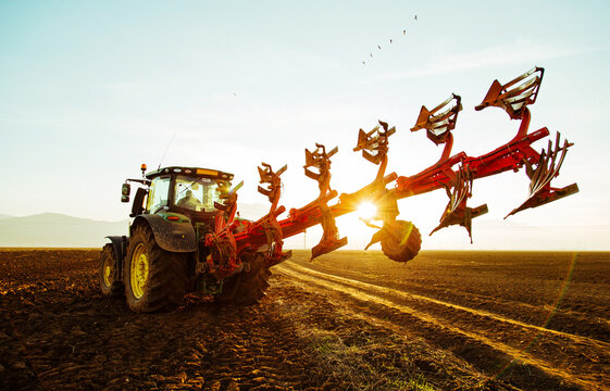 John Deere 6250R Tractor Plowing Field at Sunset &ndash; Modern Agricultural Machinery, Soil Preparation, Farmland Work and Advanced Farming Technology