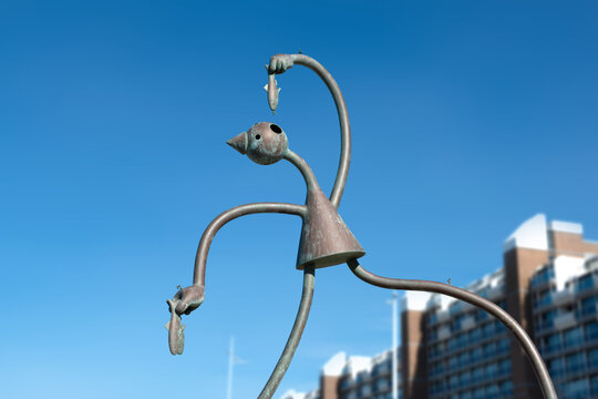 Skulptur vom Bildhauer Tom Otterness mit dem Titel &bdquo;De Haringeter&ldquo; (Der Heringsesser) an der Strandpromenade von Scheveningen in Den Haag.
