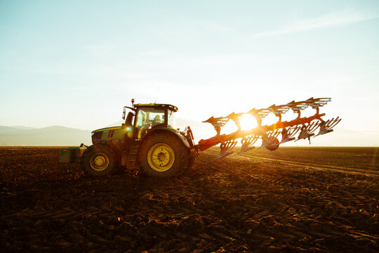 John Deere 6250R Tractor Plowing Field at Sunset &ndash; Modern Agricultural Machinery, Soil Preparation, Farmland Work and Advanced Farming Technology