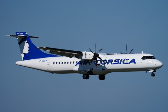 Air Corsica ATR 72 600 atterrissage vue cot&eacute;