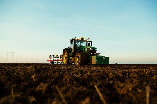John Deere 6250R Tractor Plowing Field  &ndash; Modern Agricultural Machinery, Soil Preparation, Farmland Work and Advanced Farming Technology