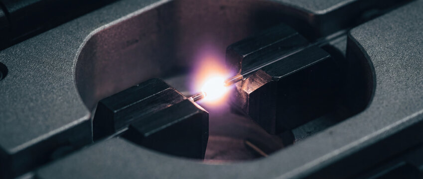 Fusion splicer joining optical fiber for high-speed internet