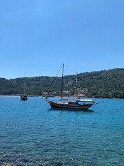 Obraz premium A bay with boats and yachts. A bay of the Mediterranean Sea in Kemer, Turkey, surrounded by hills and mountains.