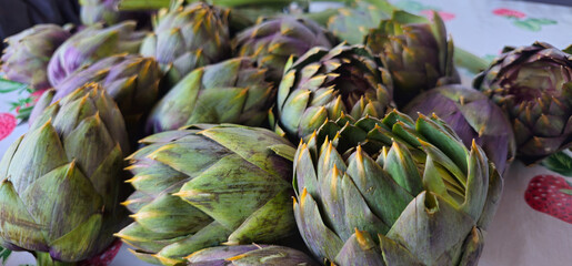 Obraz premium Close up view of Artichokes set up on table to be cooked