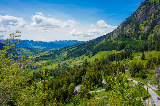 Kurvenreiche Passstra&szlig;e am Oberjochpass mit weitem Blick &uuml;ber die alpine Berglandschaft